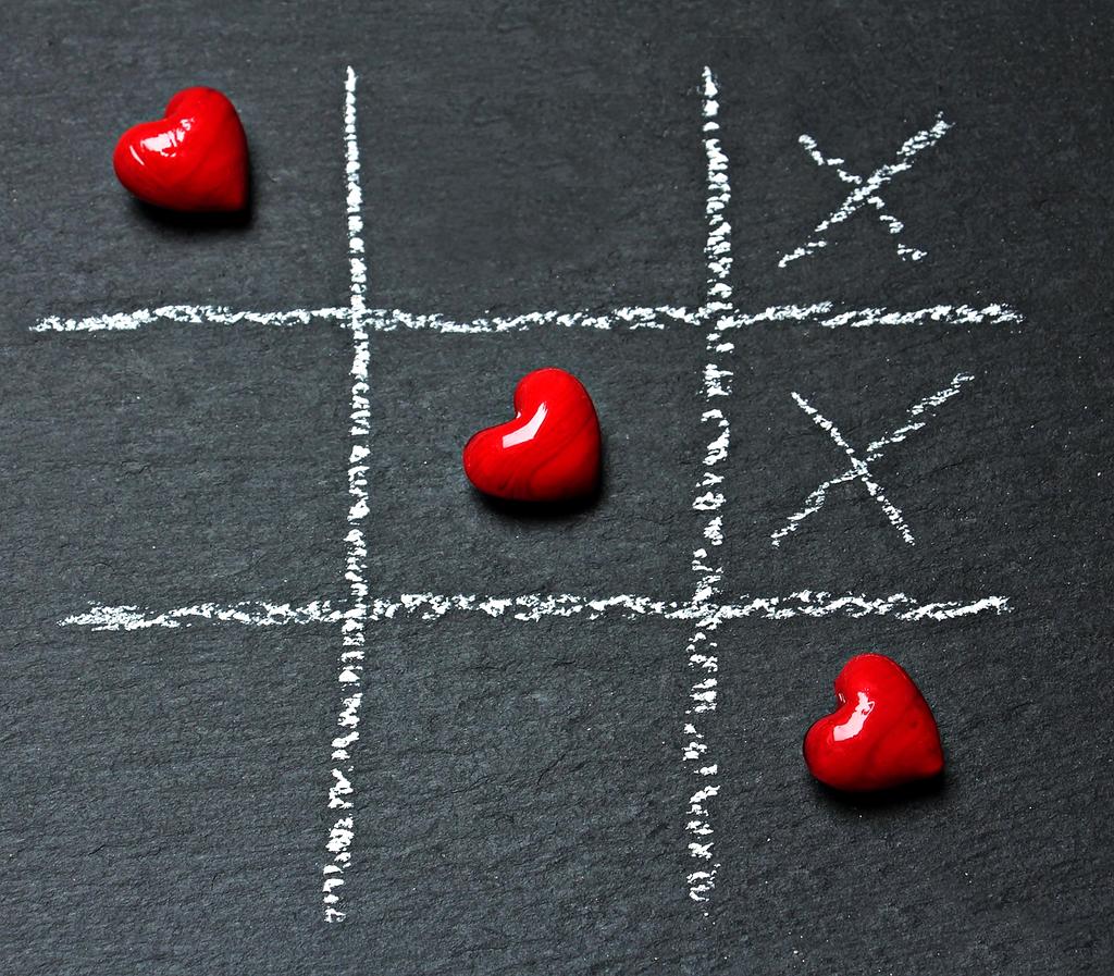 Salle de tournoi e-sport avec joueurs en compétition intense